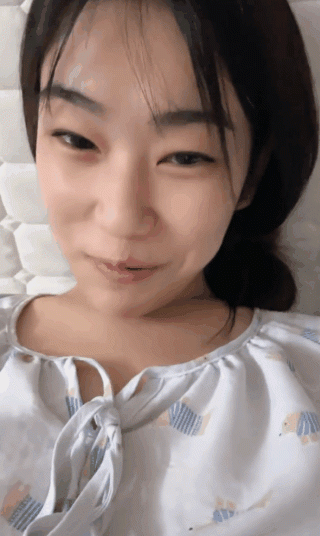 顏值不錯氣質鄰家型小姐姐穿著可愛睡衣客廳撩騷，撥開睡衣玩弄美乳，撩起衣服跳蛋刺激