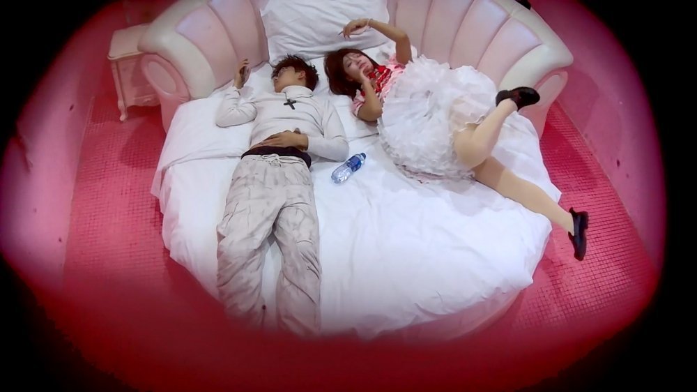 2025-12-27酒店偷拍 愛臭美自拍的草莓蛋糕洛麗塔喜歡在上位膩歪