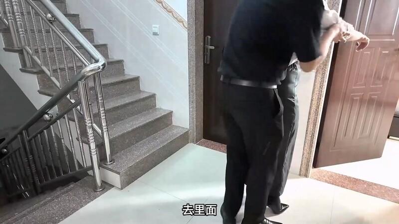 樓道里尋刺激露出口交 被房東發現抓包 最終還是瞞不住了 回屋舅媽特別興奮女上位榨精[MP4/601MB]