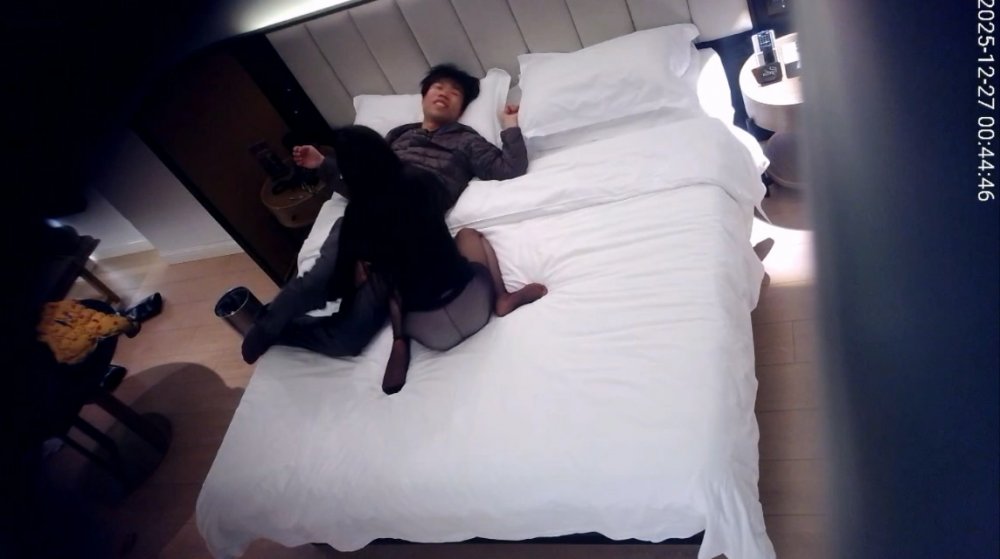 ⏪ 酒店偷拍⏩性感野性美女被奶狗架起來操