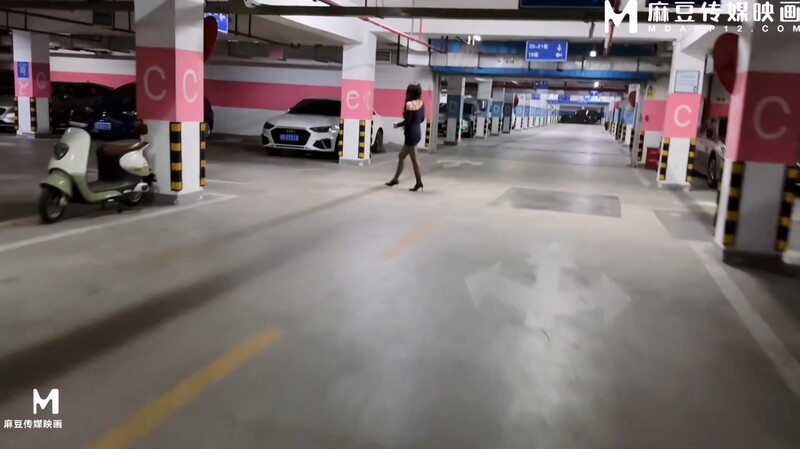 【強姦抵債】奶氣草莓 - 夜場美女被堵地下車庫追債 翹臀肉償 長腿黑絲無套后入抽插 精液都射進了逼裡