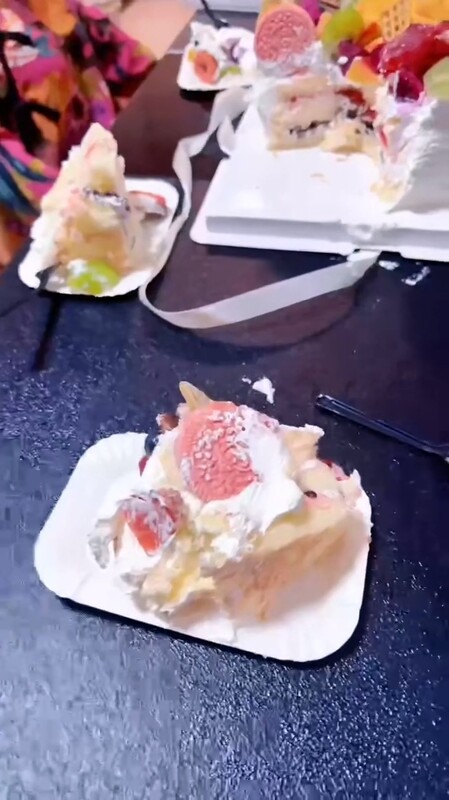 【精品亂倫】家有蘿莉女兒 - 女兒過生日 老婆臨時加班剛走 女兒吃上了奶油肉棒 按在桌上抽插 屁股小穴混合奶油精液