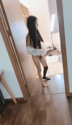 身材很棒顏值很高狠甜美的精神小妹，身上紋身面積不大，美腿 非常清純可人兒！ 沒有預熱直接插嫩逼逼，被連幹了1小時累趴