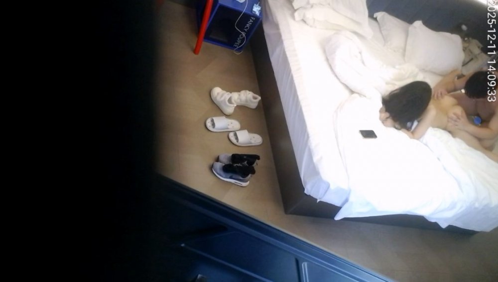 2025-12-11酒店偷拍 jk軟妹被男友帶到酒店瘋狂做愛