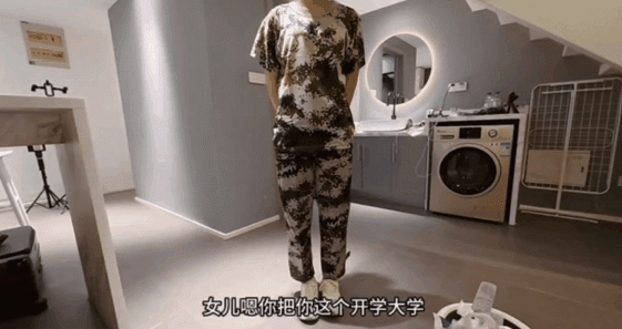 父女亂倫《我是奶氣草莓》禽獸父親在家訓練女兒，女兒軍訓后回來又被我當狗訓趴在洗衣機里操高清無浮浮水印原版