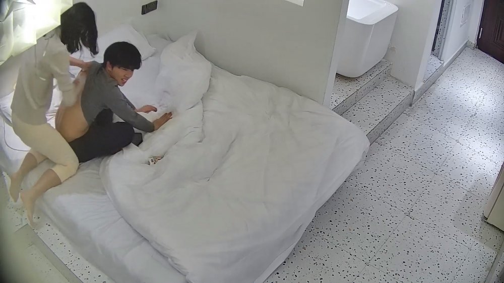 12-31流出酒店偷拍姐弟戀的年輕情侶非常體貼的姐姐啪啪前給小鮮肉男友擦背熱身