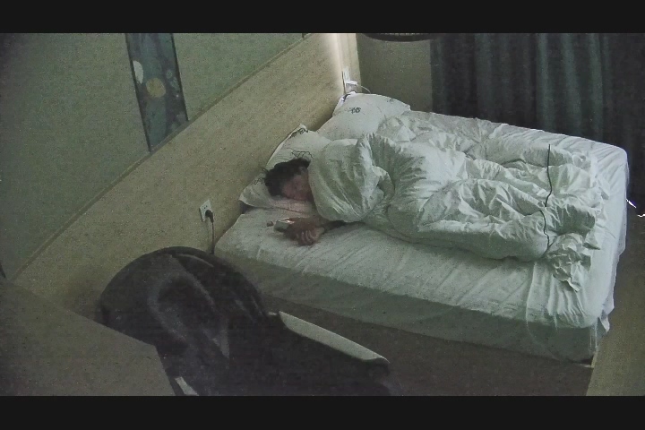 2025-10-18酒店偷拍 大屁股美女苦等男友一夜，早上來了就干一炮，后入太爽了，草完繼續睡