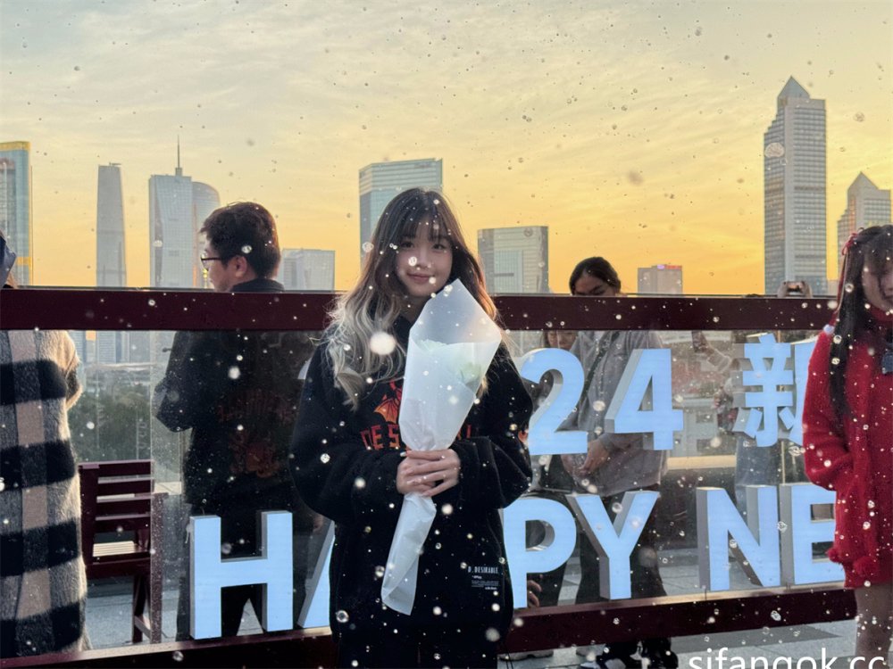 【路少】最新福利，白嫩美貌的小少婦，C罩杯堅挺，無套啪啪主動口交，豔福不淺佳作[MP4/1010MB]