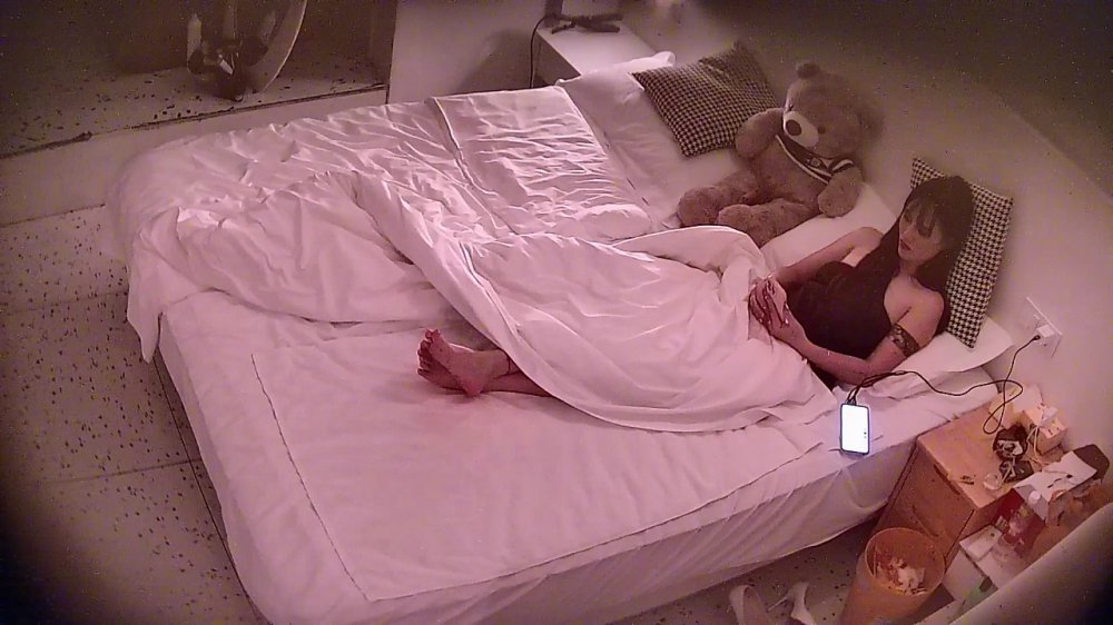 酒店針孔偷拍口活好的週邊女接待客人2