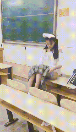 最新流出，西萌工作室，清純雙馬尾嫩妹，校園教室露出自摸，走廊一字馬，過程刺激