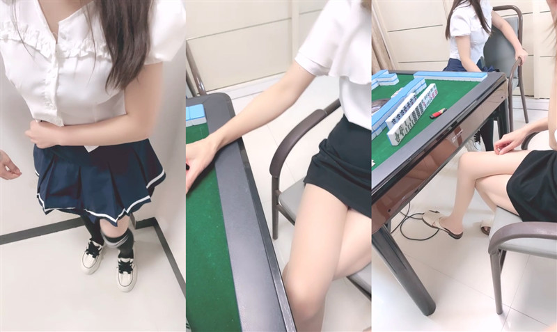 【野戰少女】百褶裙妹子被包臀裙騷貨和男主推到❤️扒光抽插輪流替換榨汁機