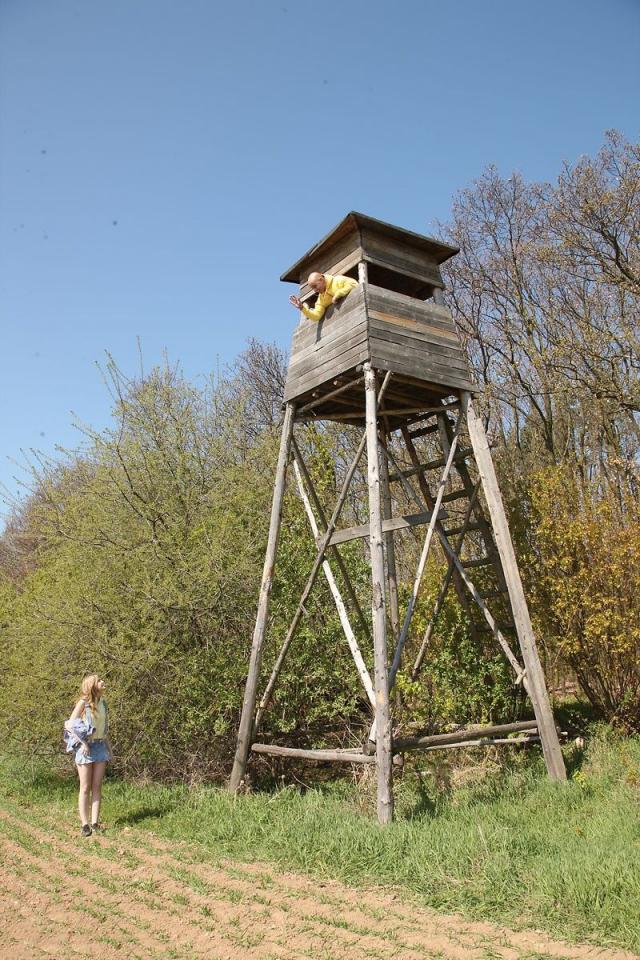 護林員在小路上窺探少女，將老二插入她緊窄的陰道[25P]