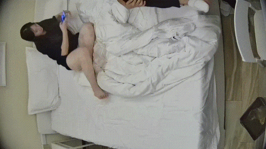 恩愛小情侶 這女生皮膚這個白呀 看著還以為穿了絲襪沒脫 屁股真好看 最後還被內射