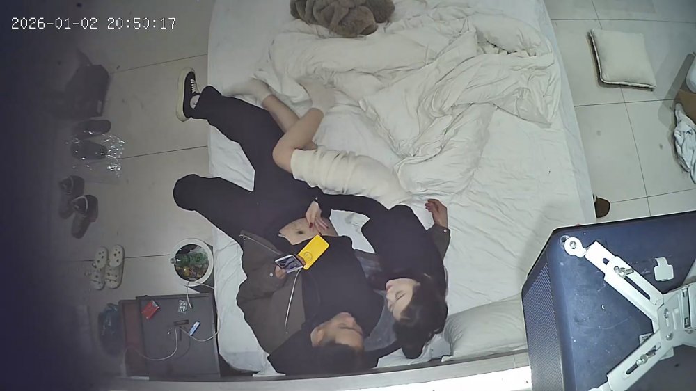 1-4流出酒店上帝視角偷拍 胖叔和年輕小情人跨年炮連續入住5天有空就干