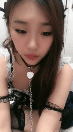 眼鏡精瘦小夥好福氣，女友這麼漂亮這麼嫩，難怪這麼瘦，壹字馬張開腿插入賣力抽送