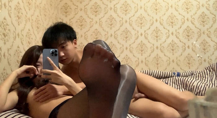 國產情侶啪啪自拍，校園顏值乖乖女愛帥氣精神小夥，妹子越乖越容易被小黃毛吸引