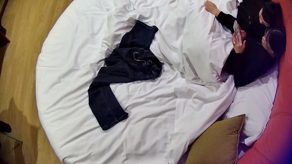 1-5酒店情趣圓床偷拍 鄉下妹子被男友舔逼后啪啪爽到後食髓知味清早主動纏著求操