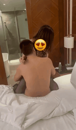 嬌妻性欲太強無奈找來好兄弟一起調教看著好兄弟的大肉棒抽插騷穴我內心無比自責 老婆一邊安慰我一邊享受高潮