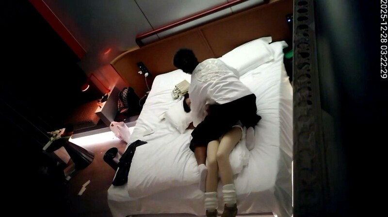 12-28流出天眼酒店偷拍物質女嫌棄下頭男友買的東西不好互毆打架源碼高清完整版