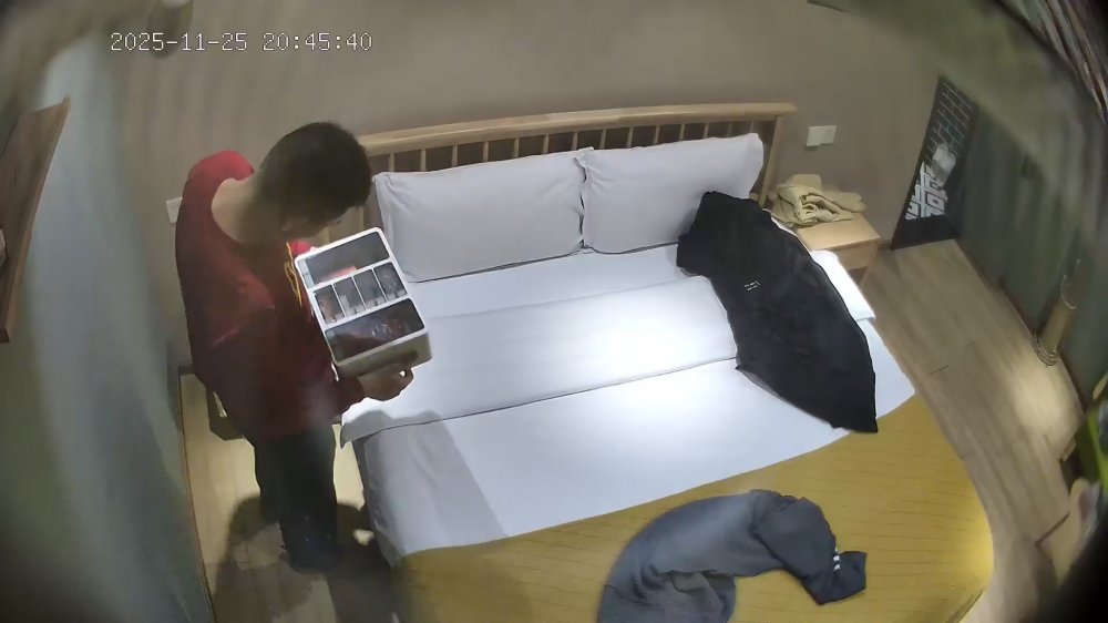 酒店偷拍❤️嬌小甜美女友收完大塊頭男友禮物後0幀起手嘬男友雞巴還給舔菊花