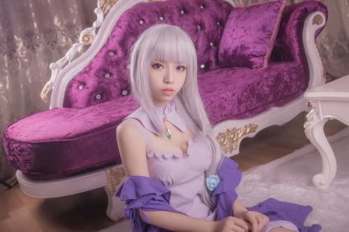 [Cosplay] Leader Bai Yizi 萌妹白易子教主 – Re Zero Emilia RE从零开始的异世界生活 艾米莉娅