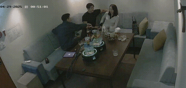 駭客破解酒吧包房攝像頭偷拍紅內褲帥哥灌醉女同事朋友走後和她直接在沙發上開乾