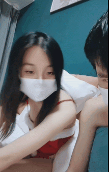 貴在真實，居家真實夫妻下海，美嬌妻挺害羞，躺下內內壹脫，這毛也太濃太黑了，欲求不滿阿