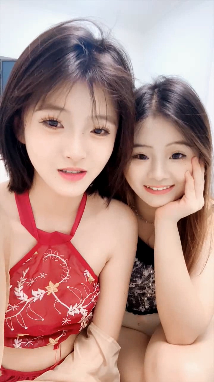 極品妞源源穿性感的情趣裝跟好姐妹一起跟大哥玩群P，全程露臉淫聲蕩語各種舔弄大雞巴，揉奶玩逼各種抽插