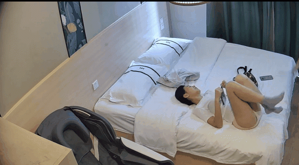 新流出安防酒店高清偷拍絕美校園女神趕在零點前和男友盡情釋放9月最佳