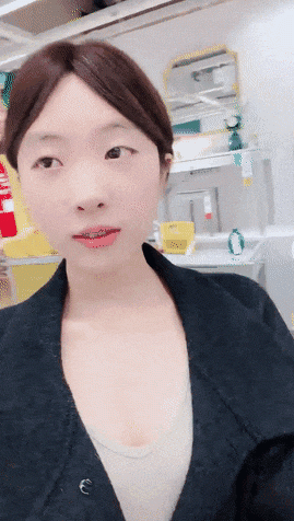 騷貨大學生白天商場里，和炮友相約，到廁所後入操逼，緊張刺激爽炸