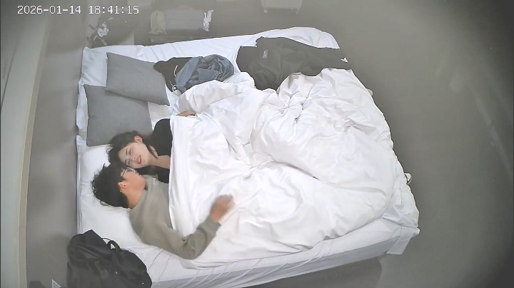 2026-1-15酒店偷拍 氣質美女性欲旺盛主動爬到男友身上瘋狂聳動