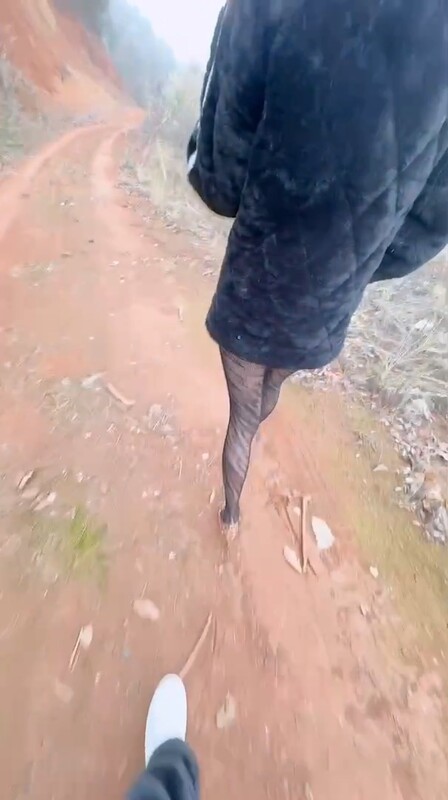 長腿小媽穿著情趣絲襪 在戶外路邊放尿 網絲虎紋翹臀就後入 車震榨精內射小穴好羞恥[MP4/429MB]