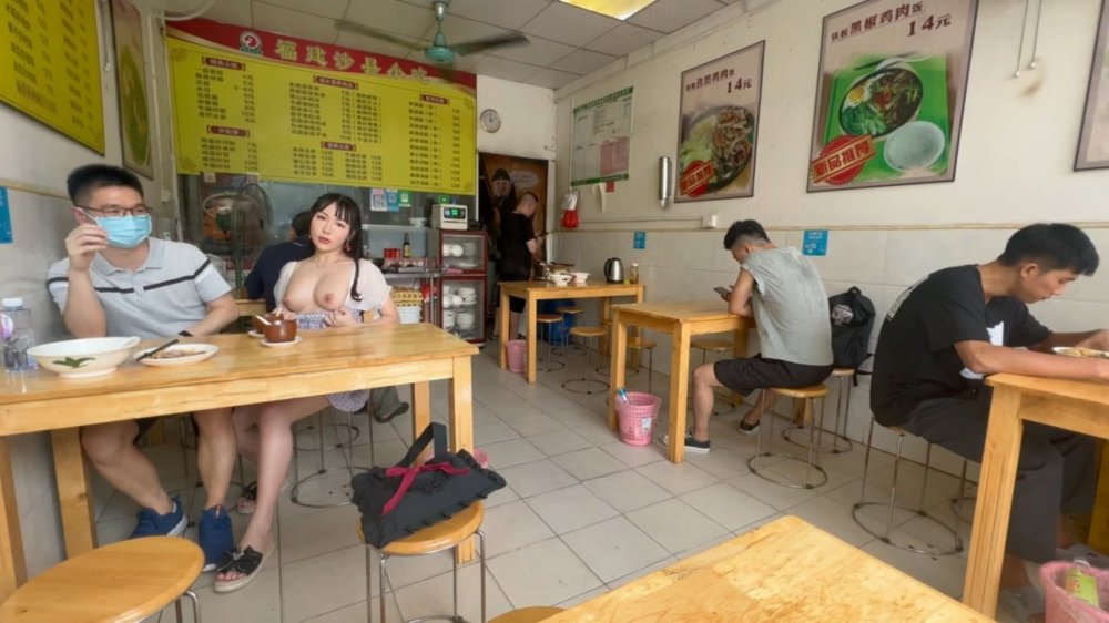 重磅回歸開局就王炸頂級露出【TonyJ和貝貝】付費（5）冒險無視路人瘋狂全裸露出調教