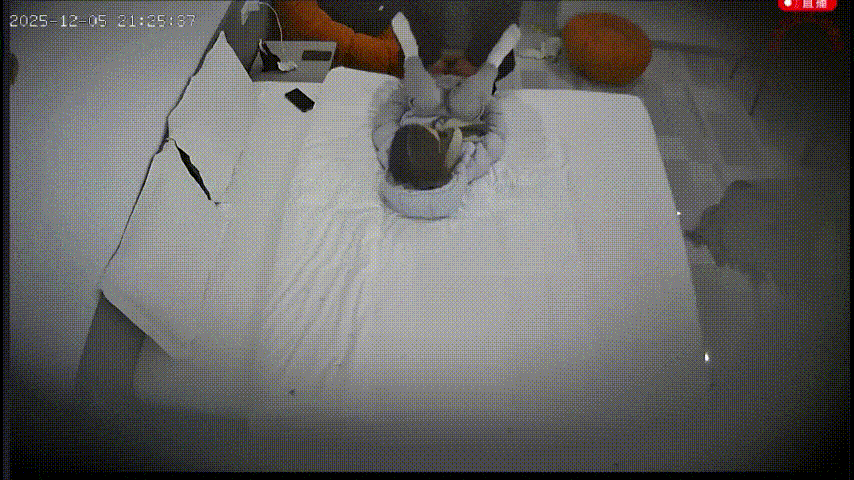 上帝視角 12-5 一對饑渴小情侶 進來衣服褲子都沒脫先來一發 才開始換床單 換完沒一會第二炮就開始了