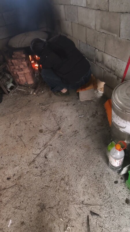 老爸常年四季不在家 母親滿足了我的一切 邊燒柴火邊吃雞巴 翹臀讓我泄欲狠狠抽插內射[MP4/1.34G]