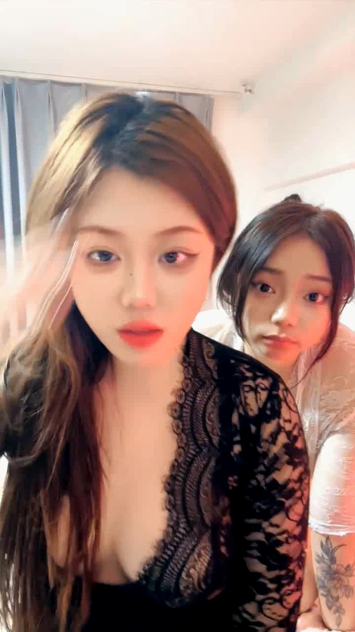 極品姐妹花的雙女激情，百合女同淫聲蕩語互玩肉逼，吃奶舔逼舔玉足，道具互操噴尿