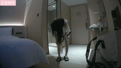 已經約了三次的學生妹【少女時代】耐不住寂寞想被操了猛操少女時，騷穴發出放屁的聲音，尷尬的捂臉