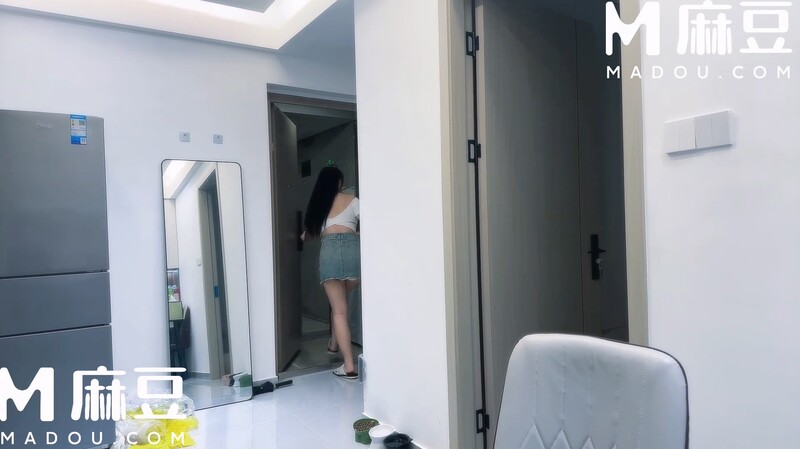 露出弊的妹妹在樓道 小穴夾著震動棒露出 蜜桃臀下的美穴盡是白漿 被哥哥盡情玩弄操穴爆射[MP4/411MB]