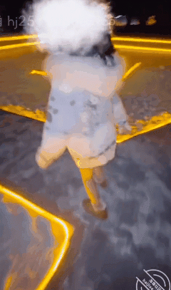 海角【意淫自己妹妹】帶上妹妹去東北旅遊，南方小土豆第一次見到雪！ 聖誕夜打個聖誕炮！ 敞開的透明落地窗，對著雪地聖誕樹打炮