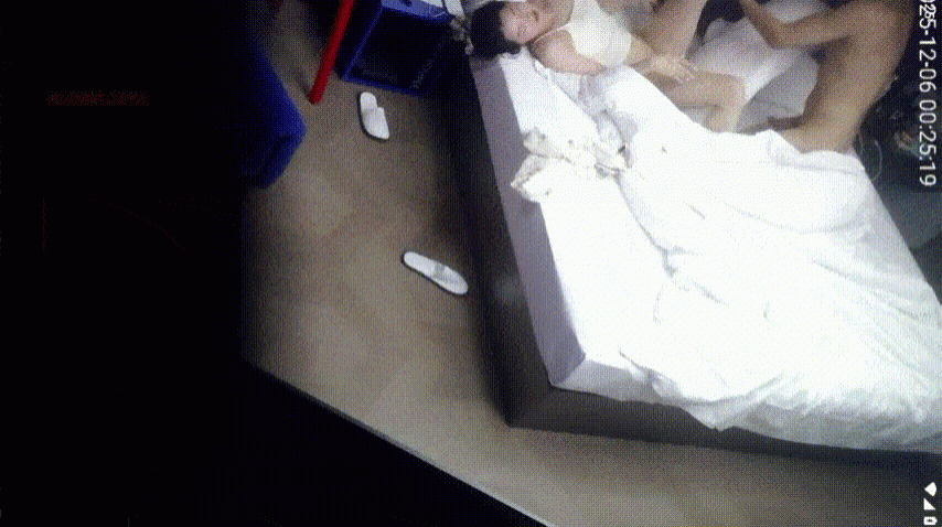 天眼1號房 12-7 丸子頭少婦膚白貌美太迷人 男人直接就朝著逼舔上去了 床上操了還不夠 去床下放桌子上繼續操