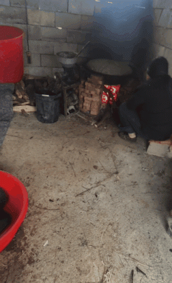 老爸常年四季不在家 母親滿足了我的一切 邊燒柴火邊吃雞巴 翹臀讓我泄欲狠狠抽插內射