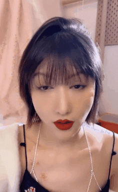 性感身材饑渴美女道具自慰高潮噴水，無毛暴雨瘋狂抽插內射