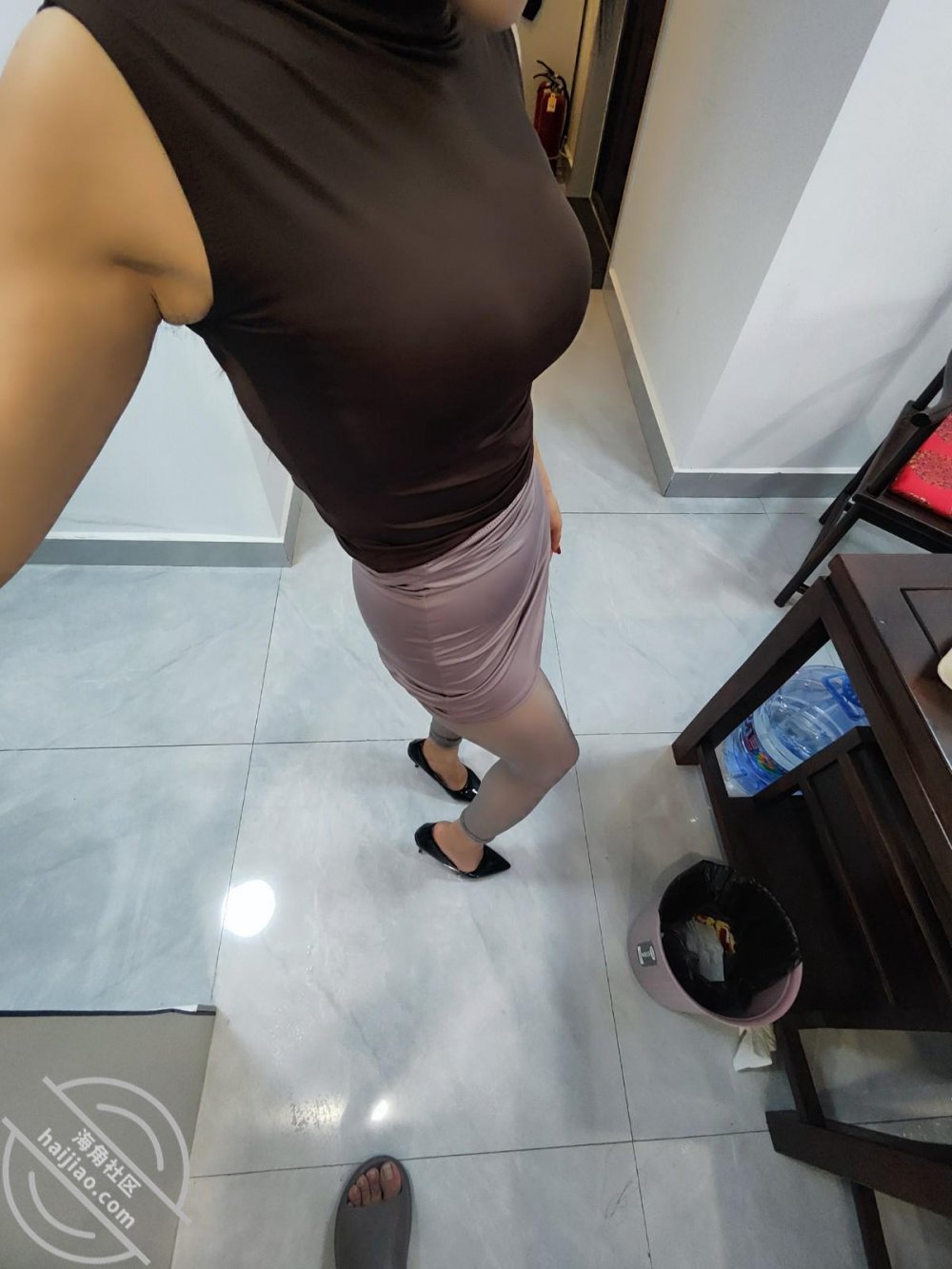 亂倫大神【愛穿絲襪的親嫂子】家庭聚餐和嫂子在包廂里偷偷做愛❤️太刺激一不小心把茶杯也震碎了