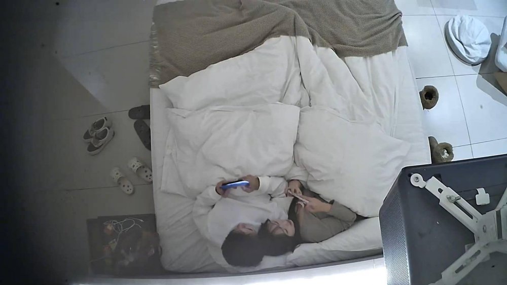 1-20流出酒店偷拍 極品甜美妹子主動褪去衣物服侍打遊戲的男友