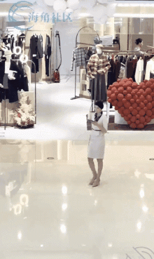 亂倫大神【會噴水的親姐姐】日料餐廳里，把老姐按在桌子上爆操，連續狂噴