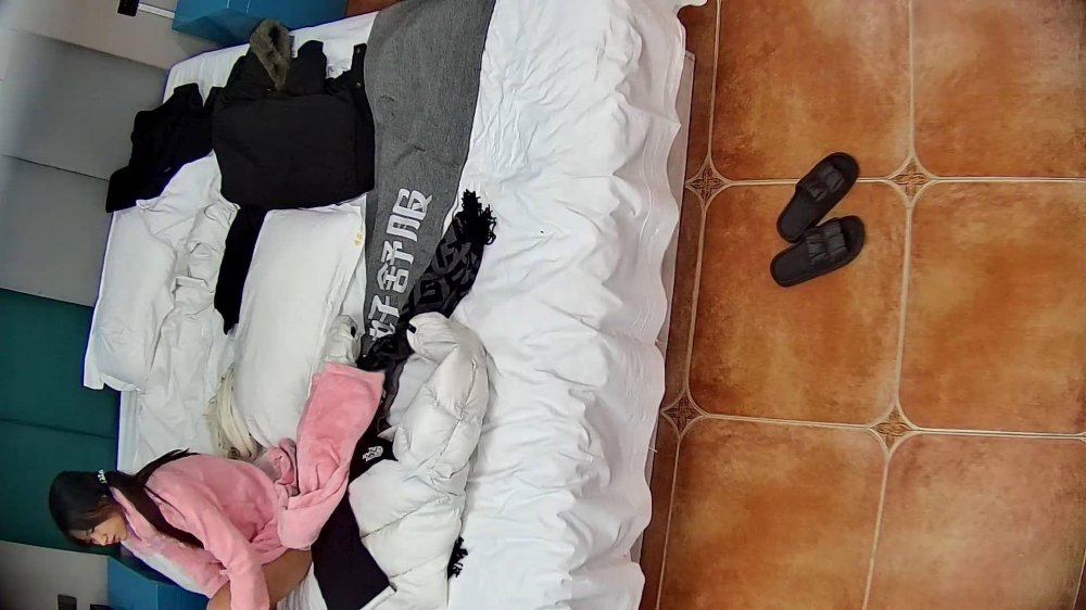 1-22酒店偷拍 大學生情侶小哥把粉嫩女友摳出水后被摺疊起來狂操表情銷魂