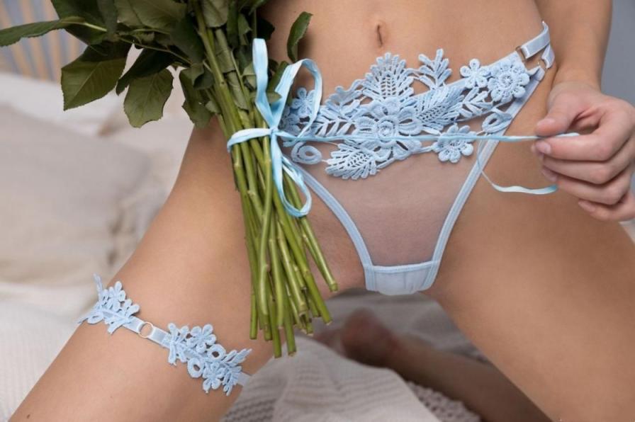 金髮少女身著藍色透視蕾絲內衣，展現出她性感纖細的身材[27P]