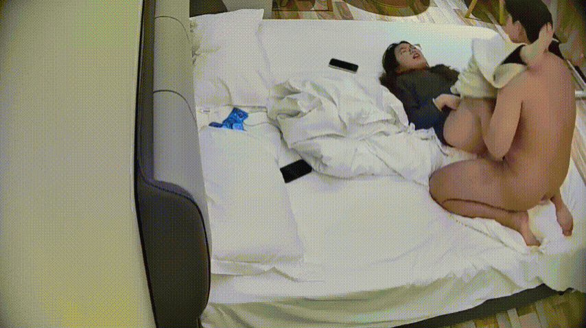 眼鏡妹是包反差的呀 微胖眼鏡少婦被男人床上床下一頓暴操調教之後 主動去給男人含雞巴