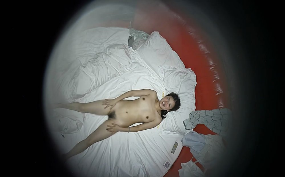 情趣酒店攝像頭偷拍甜美女友好奇電動床我0幀起手掀開被子一邊操女友一邊盯著攝像頭笑？ 操得更起勁了（6V）[MP4/1660MB]