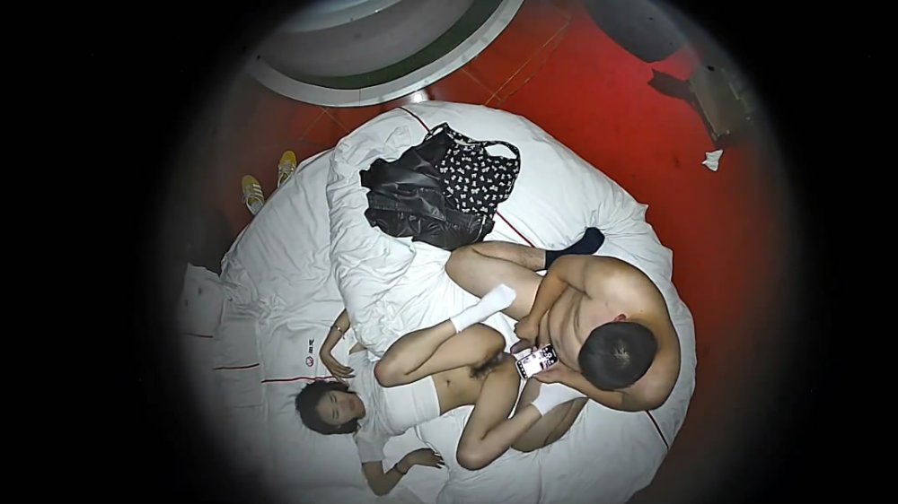 酒店攝像頭偷拍愛自拍大叔和眼鏡白襪反差婊情婦開房偷情邊做邊拍照記錄上帝視角[MP4/853MB]